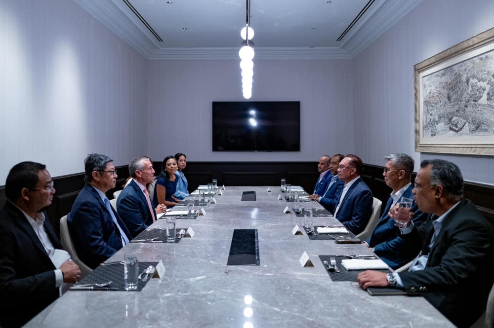 At a separate session, Prime Minister Datuk Seri Anwar Ibrahim also met and spoke with 22 entrepreneurs and heads of investment and banking organisations in Asia and used the opportunity to explain the country’s fiscal policy and the meaning of sustainability from the perspective of Madani Malaysia, which covers various angles. — Picture from Facebook/Anwar Ibrahim 