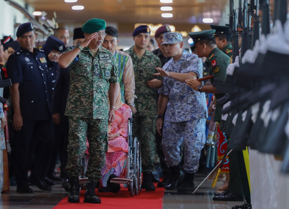 Yang di-Pertuan Agong Al-Sultan Abdullah Ri’ayatuddin Al-Mustafa Billah Shah and Raja Permaisuri Agong Tunku Azizah Aminah Maimunah Iskandariah depart for the capital using a special plane at 4.22pm from Kuching International Airport, September 13, 2023. — Bernama pic