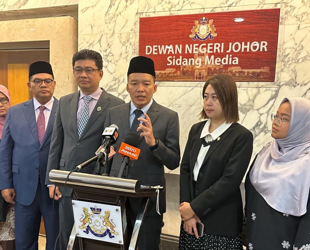 Johor Climate Change and Disaster Management Select Committee chairman Anuar Abd Manap (centre) speaks during a press conference in Iskandar Puteri September 14, 2023. — Picture by Ben Tan