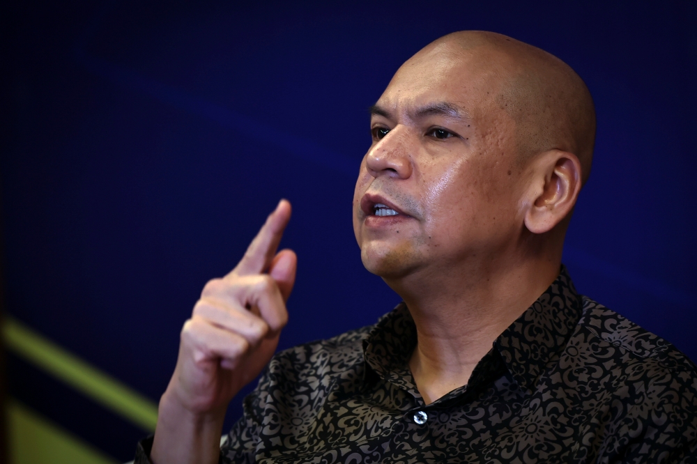 Acting Minister of Domestic Trade and Cost of Living Datuk Armizan Mohd Ali has called on consumers to immediately file complaints regarding rising prices of goods, including rice, in order to facilitate enforcement actions. — Bernama pic 