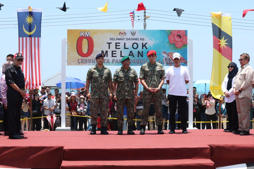 KM0 on the Pan Borneo Highway in Telok Melano was the final stop for Yang di-Pertuan Agong Al-Sultan Abdullah Ri’ayatuddin Al-Mustafa Billah Shah to conclude the 11-day tour of Borneo, Sematan September 13, 2023. Also present are Tengku Hassanal Ibrahim Alam Shah Al-Sultan Abdullah Ri’ayatuddin Al-Mustafa Billah Shah, Tengku Panglima Raja Colonel Tengku Amir Nasser Ibrahim Shah, and Tengku Ahmad Ismail Mu’adzam Shah. — Bernama pic