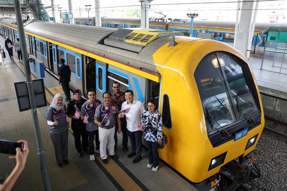 Perak Corridor of Tourism, Industry, Investment and Development Committee chairman Loh Sze Yee (2nd right) and KTMB chief corporate officer Suhaimi Yaacob (centre) attend the the 2023 KTMB Open Day programme in conjunction with Malaysia Day celebrations at Ipoh Station September 16, 2023. — Bernama pic