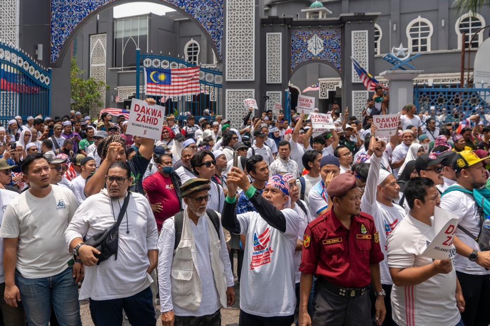 Save Malaysia Demonstrators march towards Dang Wangi to protest Deputy Prime Minister Datuk Seri Ahmad Zahid Hamidi's recent discharge not amounting to acquittal in the Yayasan Akabudi misappropriation trial in Kuala Lumpur September 16, 2023. ― Picture by Shafwan Zaidon