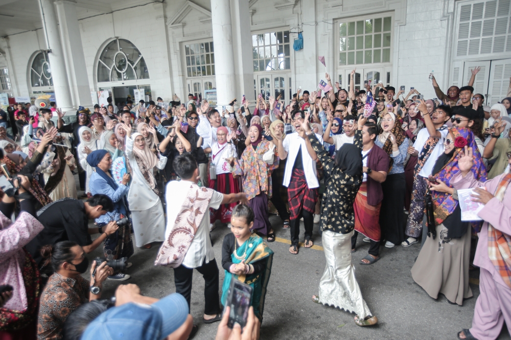 A total of 500 people from Perak, Kedah and Penang participated in the Sarong Train 2023 (KS2023) held at the Ipoh Railway Station grounds at Jalan Panglima Bukit Gantang Wahab in Ipoh September 16, 2023. — Picture by Farhan Najib