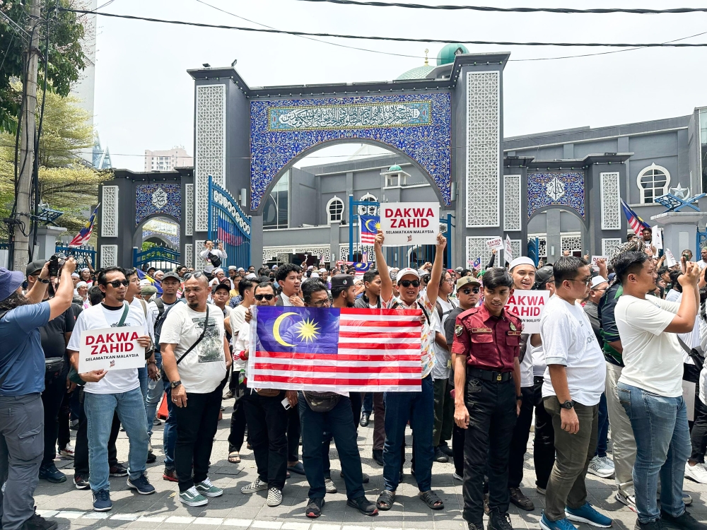 Protesters gather and march towards Jalan Tuanku Abdul Rahman during the Save Malaysia rally at Masjid Jamek Kampung Baru, Kuala Lumpur September 16, 2023. ― Picture by Shafwan Zaidon
