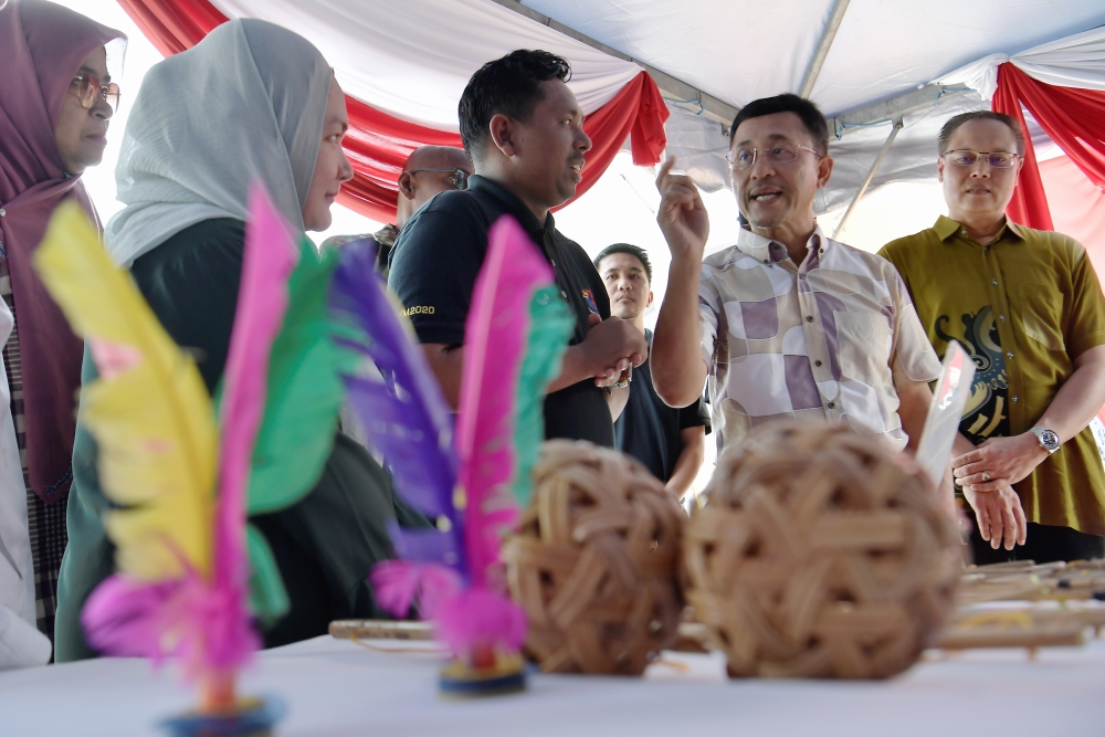 Selangor Housing and Culture Committee chairman Borhan Aman Shah (2nd right) is seen at the launch of the ‘Pemetaan Warisan Bandar-Bandar Diraja Di Malaysia’ (Mapping the Heritage of Royal Cities in Malaysia) book during the closing ceremony of the Merdeka Heritage Trail carnival at Istana Bandar Jugra September 16, 2023. — Bernama pic