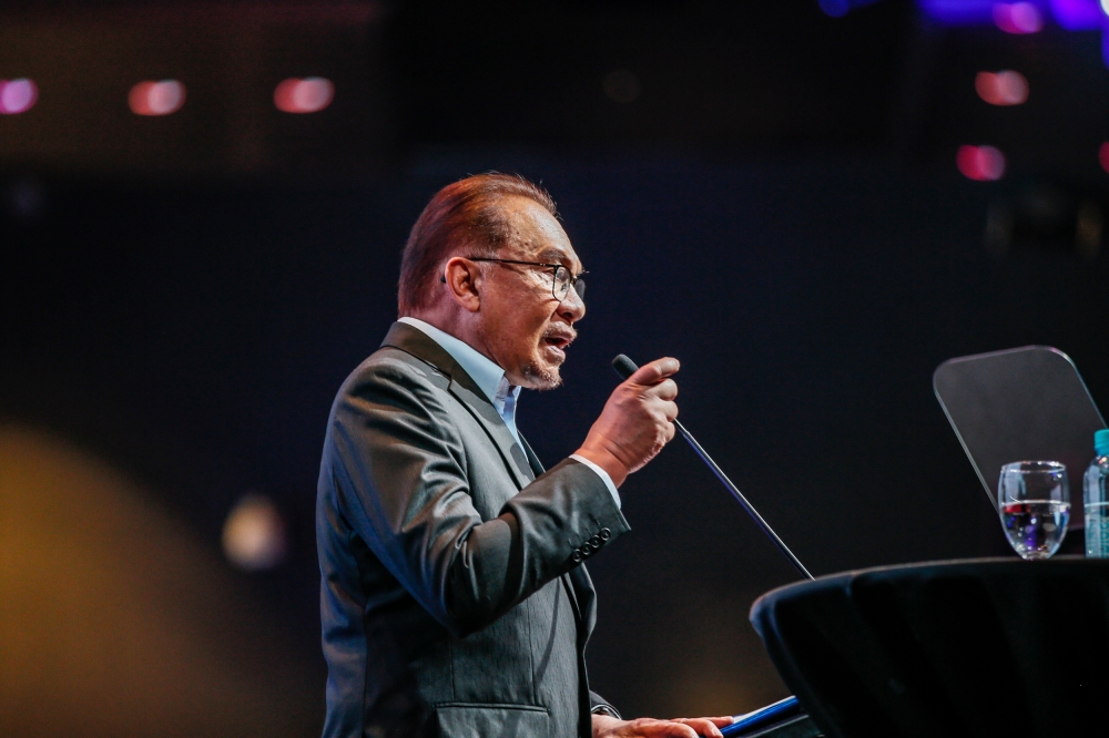 Prime Minister Datuk Seri Anwar Ibrahim has arrived in Nanning, the capital city of Guangxi Zhuang Autonomous Region in southern China, to attend the 20th China-Asean Expo (Caexpo) 2023. — Picture by Hari Anggara