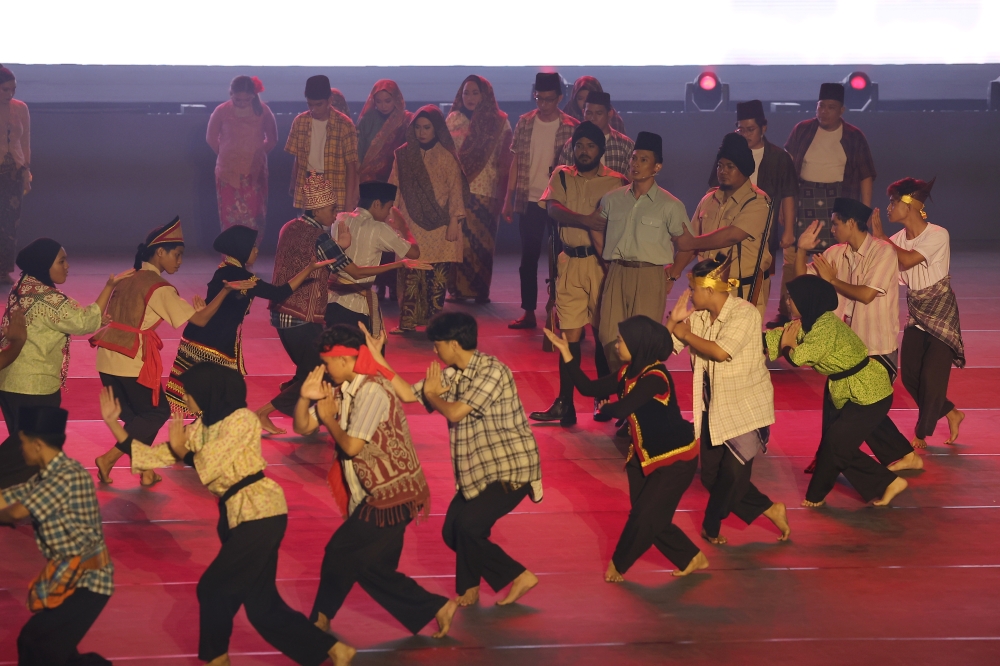 The Segulai Sejalai musical theatre presented in conjunction with the national-level Malaysia Day celebrations at Stadium Perpaduan in Kuching. — Bernama pic