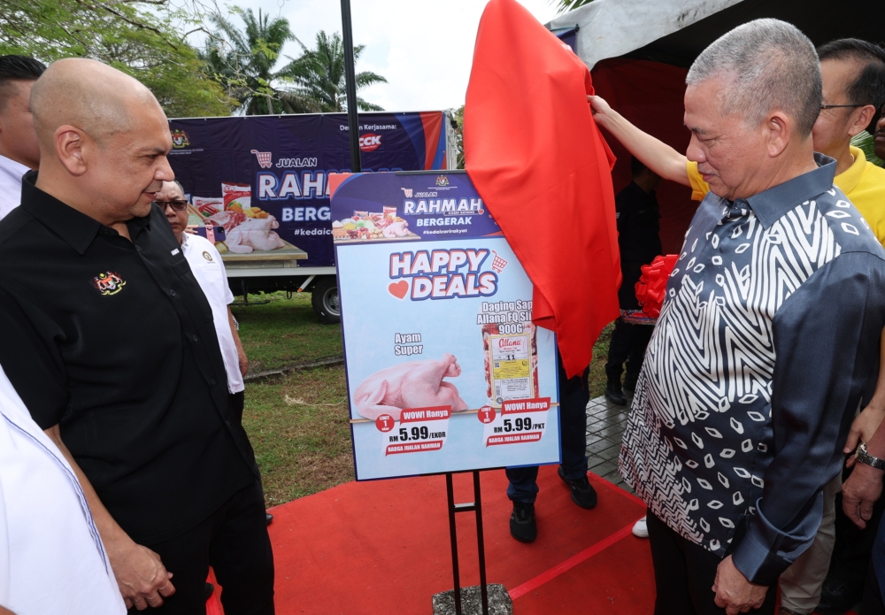 Deputy Prime Minister Datuk Seri Fadillah Yusof at the state-level Cost of Living Carnival at Dewan Hikmah in Kuching September 17, 2023. — Bernama pic
