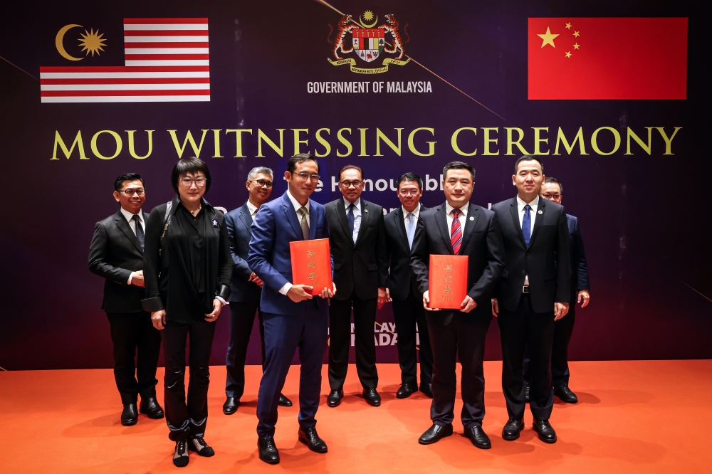Prime Minister Datuk Seri Anwar Ibrahim, accompanied by several Malaysian ministers, witnessing the exchange of the MoU between Sime Darby Oils International Ltd and GuangXi Beibu Gulf International Port Group with a potential trade value of RM2.5 billion in Nanning, September 17, 2023. — Bernama pic 