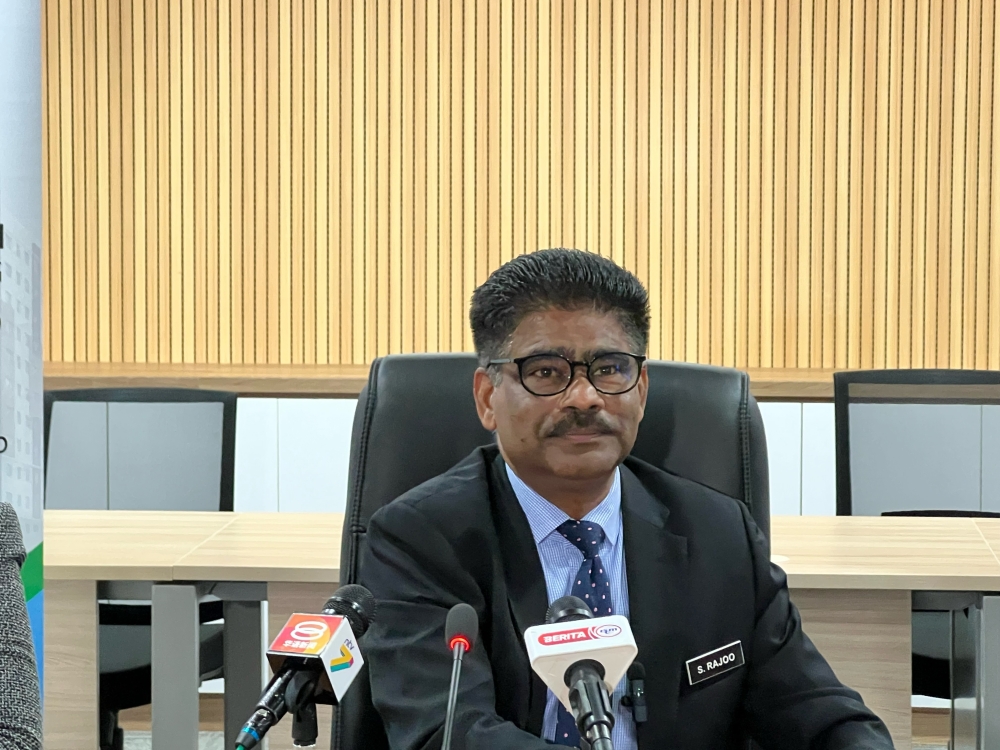 State housing and environment committee chairman Datuk Seri S.Sundarajoo tells affordable housing applicants to update their information to be placed on waiting list. — Picture By Opalyn Mok