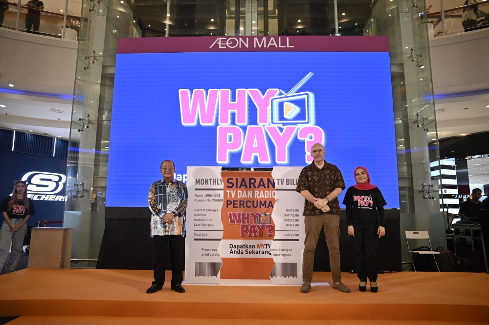 Al-Bukhary Foundation special adviser Datuk Seri Abdul Aziz Shahar, Altel Holdings Sdn Bhd chief executive officer Richard Kitts and MYTV chief executive officer Azlina Mohd Yusof officiate the ‘Why pay?’ campaign. ― Image from MYTV Broadcasting
