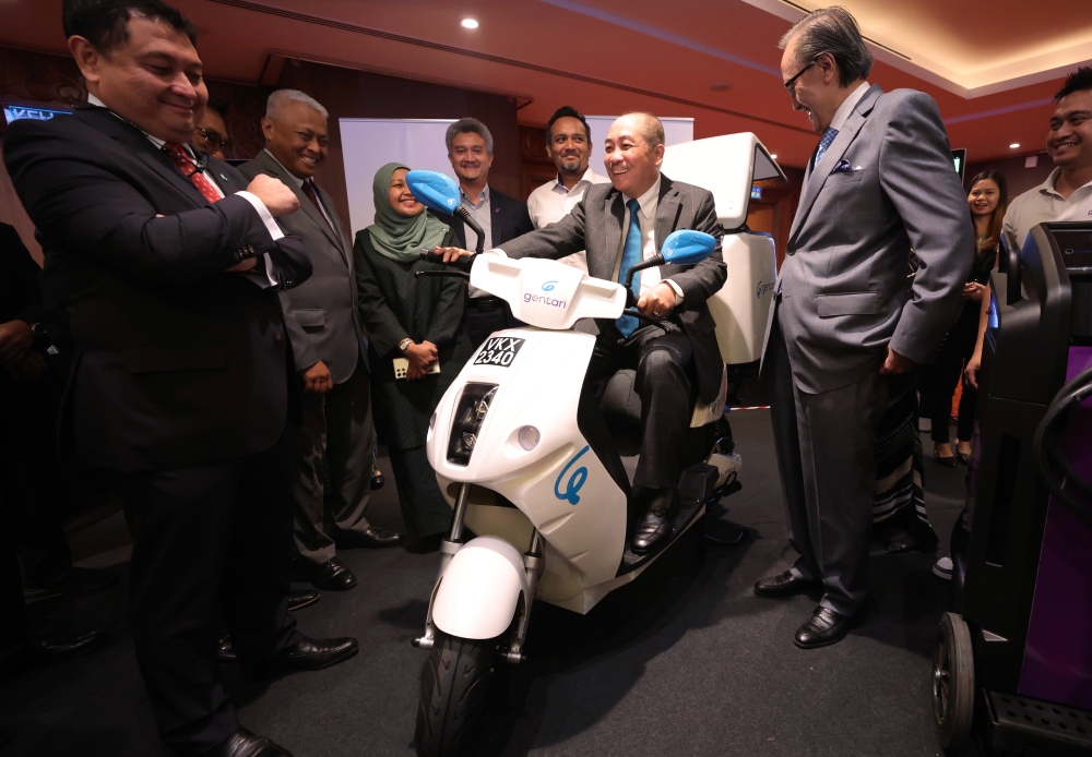 Sabah Chief Minister Datuk Seri Hajiji Noor tests out a hydrogen-powered motorbike at the Universiti Malaysia Sabah exhibit after launching the Sabah Energy Roadmap and Master Plan 2040, Kota Kinabalu, September 19, 2023. — Bernama pic  