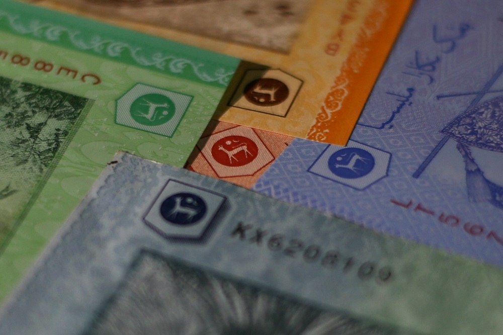 The ringgit extended its downtrend against the US dollar today ahead of the US Federal Open Market Committee meeting today and tomorrow to decide on interest rates. — Picture by Ahmad Zamzahuri