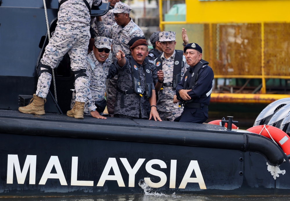 Immigration director-general Datuk Ruslin Jusoh (centre) with Kelantan police chief Datuk Muhammad Zaki Harun inspect the Malaysia-Thailand border at Pengkalan Kubor, September 19, 2023. — Bernama pic 