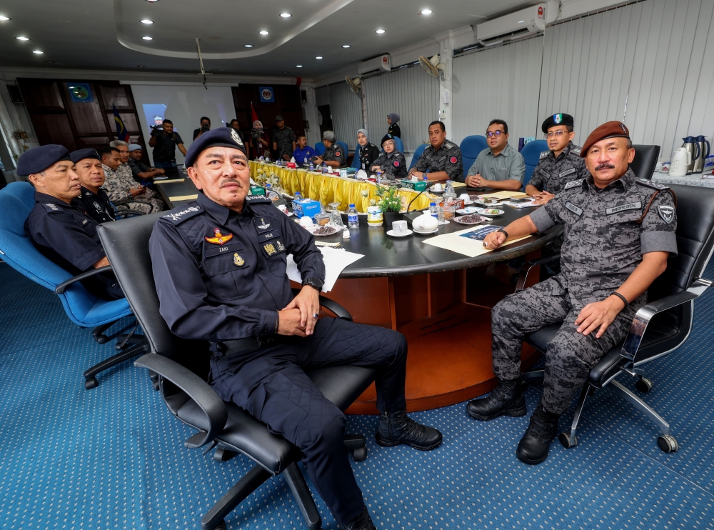 Immigration director-general Datuk Ruslin Jusoh (right) and Kelantan police chief Datuk Muhammad Zaki Harun (left) are seen during a meeting at the Pengkalan Kubor ICQS September 19, 2023. — Bernama pic