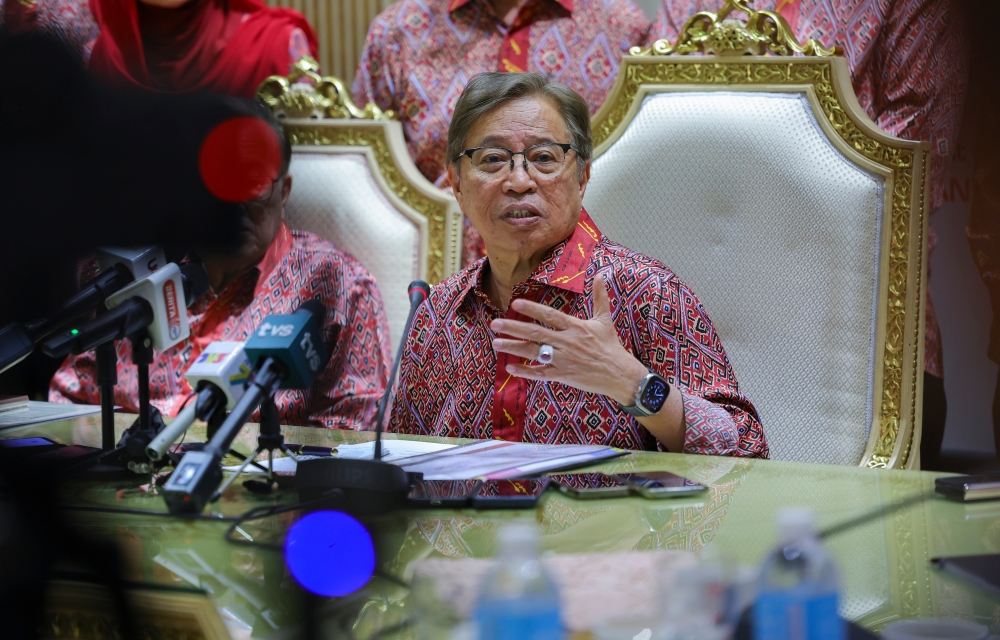 Sarawak Premier Tan Sri Abang Johari Openg said standard planning procedures were employed in Sarawak, particularly in the Kuching area, to ensure it becomes a friendly city with basic infrastructure not only in terms of design but also in terms of communication and transport. — Bernama pic