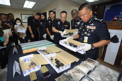 Johor police arrest three siblings for alleged involvement in narcotics ring, firearms seized - Vimarsana News