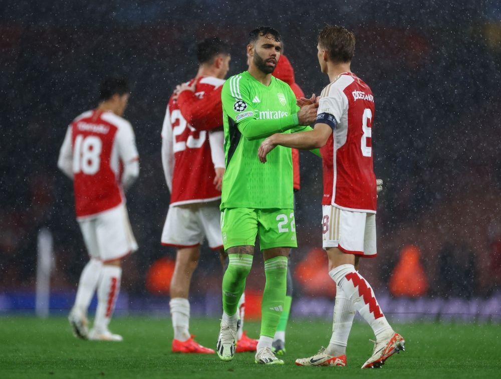 Arsenal's David Raya and Martin Odegaard celebrate after the match against PSV Eindhoven September 21, 2023. ― Action Images via Reuters/Paul Childs