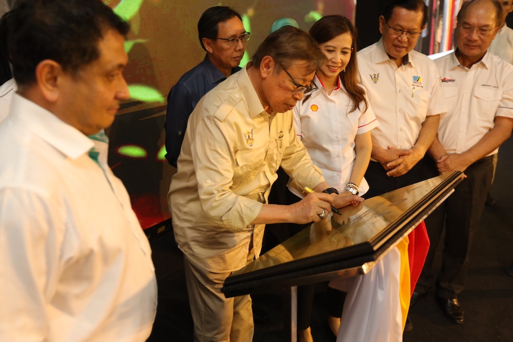 The Premier of Sarawak alongside Siti Sulaiman, on his left, Mohamed Firouz Asnan, on his right and ministers and deputy ministers, during the groundbreaking ceremony of the Rosmari-Marjoram onshore plant. — Picture courtesy of Shell Malaysia
