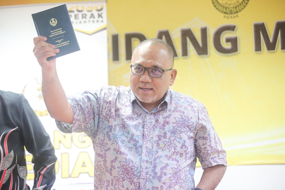 Perak Speaker Datuk Mohammad Zahir Abdul Khalid speaking to the press at the Perak Darul Ridzuan Building in Ipoh, Perak September 21, 2023. — Picture by Farhan Najib