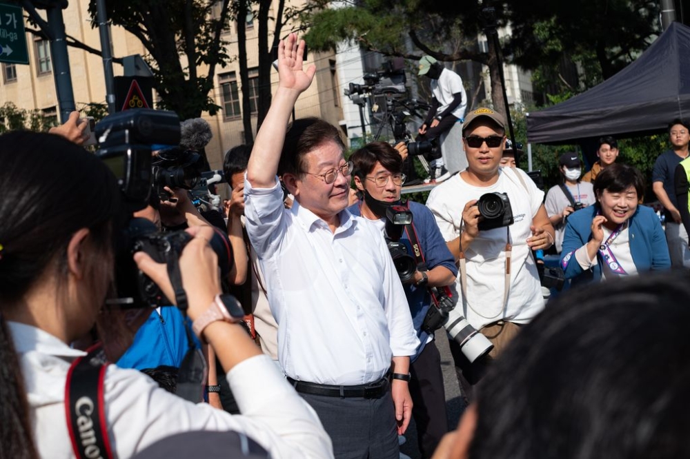 Lee Jae-myung(centre), leader of the Democratic Party arrives at the rally venue and wave to supporters during the demonstration calling for an end to the marine discharge of nuclear-contaminated water from Fukushima, Japan on September 2nd, 2023 in Seoul, South Korea. — Reuters pic