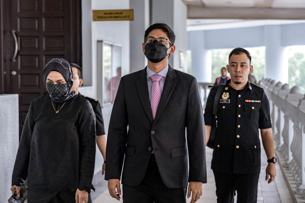 At the High Court, Bank Negara Malaysia analyst Adam Ariff Mohd Roslan today gave a detailed analysis of how 1MDB subsidiary 1MDB Energy Holdings Limited’s (1MEHL) US$975 million borrowed from Deutsche Bank was passed through two fake Aabar companies and a company owned by Malaysian fugitive Low Taek Jho’s associate Eric Tan Kim Loong before a small portion totalling RM45.8 million reached Najib in a matter of four months. — Picture by Firdaus Latif