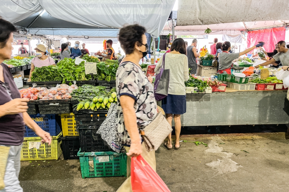 People shop at a wet market in Petaling Jaya April 25, 2023. According to the Department of Statistics Malaysia, the country’s inflation remained unchanged at two per cent in August 2023, similar to the growth rate recorded in July 2023. ― Picture by Hari Anggara