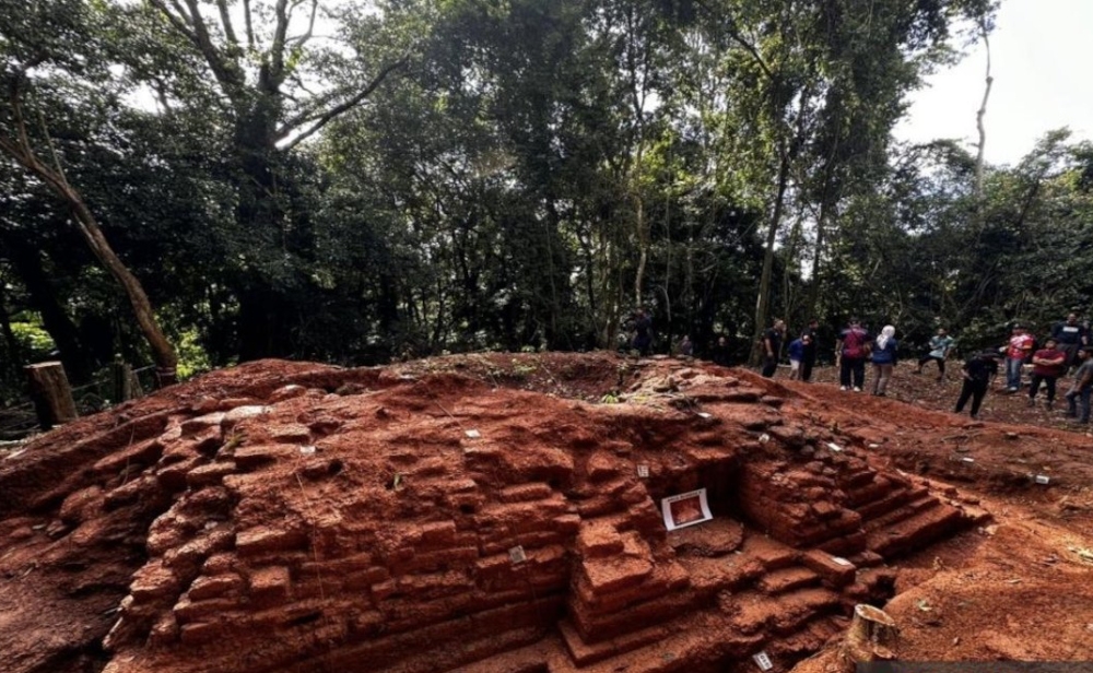 The find by the USM Centre for Global Archaeological Research (CGAR), in collaboration with the National Heritage Department (NHD), was discovered during excavation and research works at the summit of Bukit Choras between August 28 and September 12. — Picture from X/Bernama 