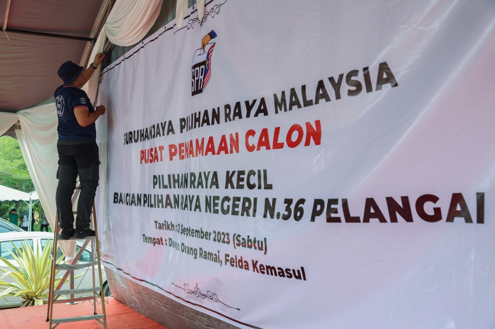 Election Commission personnel make preparations ahead of the nominations of candidates at Dewan Orang Ramai Felda Kemasul in Bentong September 22, 2023. ― Bernama pic