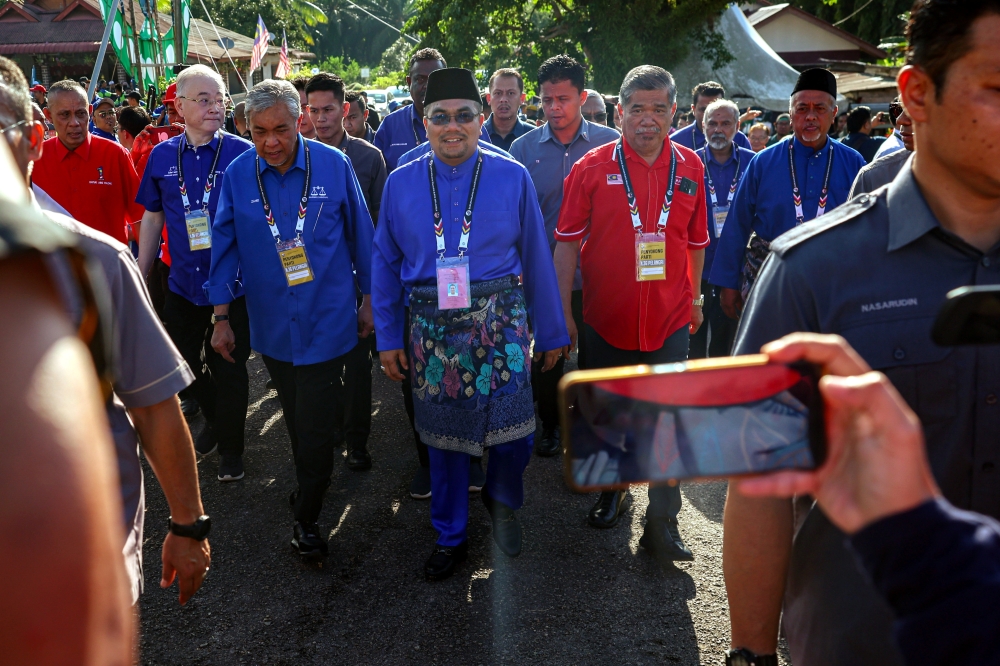 Barisan Nasional candidate Datuk Amizar Abu Adam arriving at the nomination centre at the Felda Kemasul Community Hall in Bentong September 23, 2023. ― Bernama pic