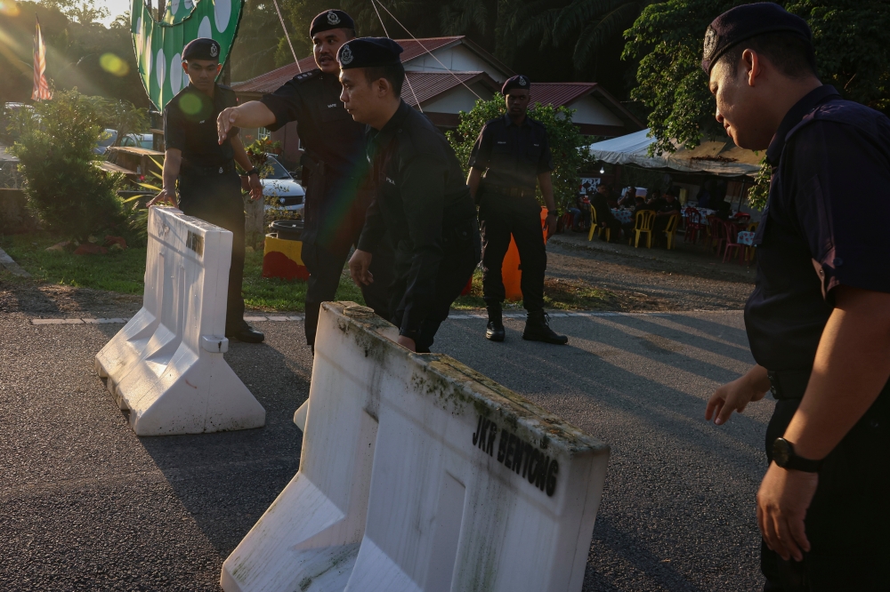 Police officers are seen during nomination day for the Pelangai by-election in Bentong September 23, 2023. — Bernama pic