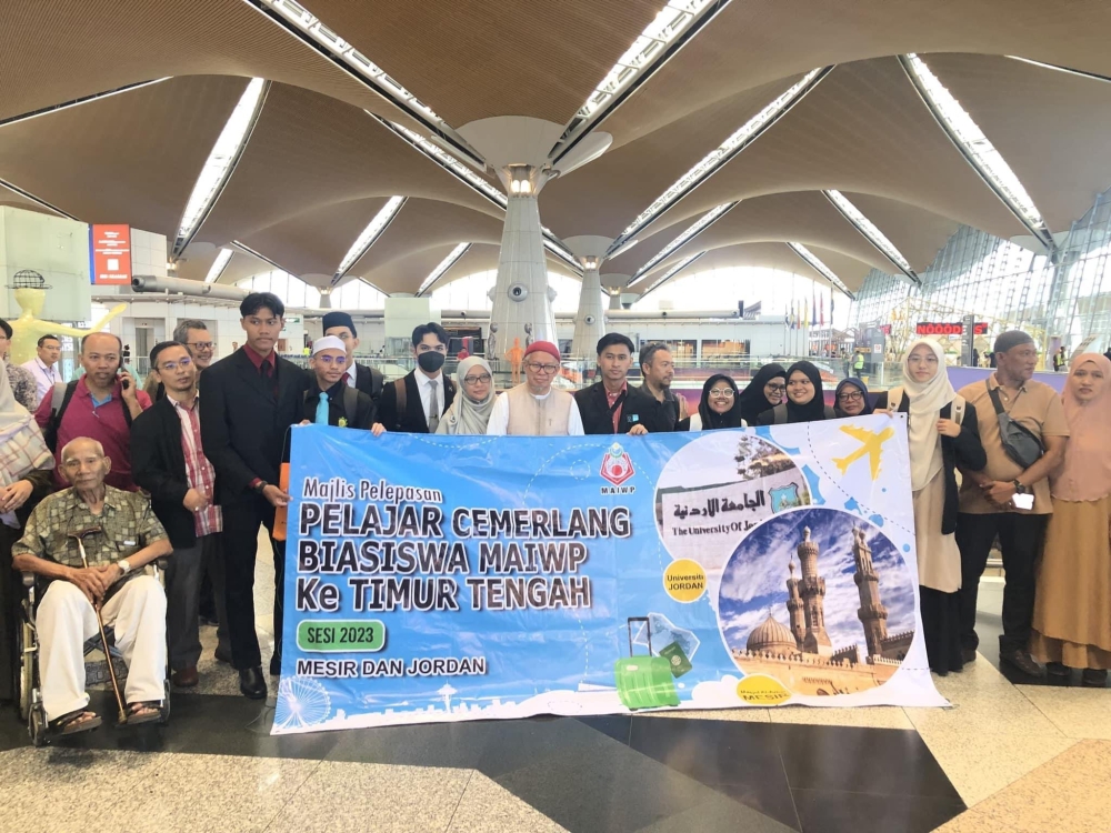 Former Federal Territories mufti Datuk Seri Zulkifli Mohamad (standing, seventh from left) holding a banner as he sends off his son Abdul Syakur Zulkifli  (standing, fifth from left) to university. — Picture via X/drzul_albakri