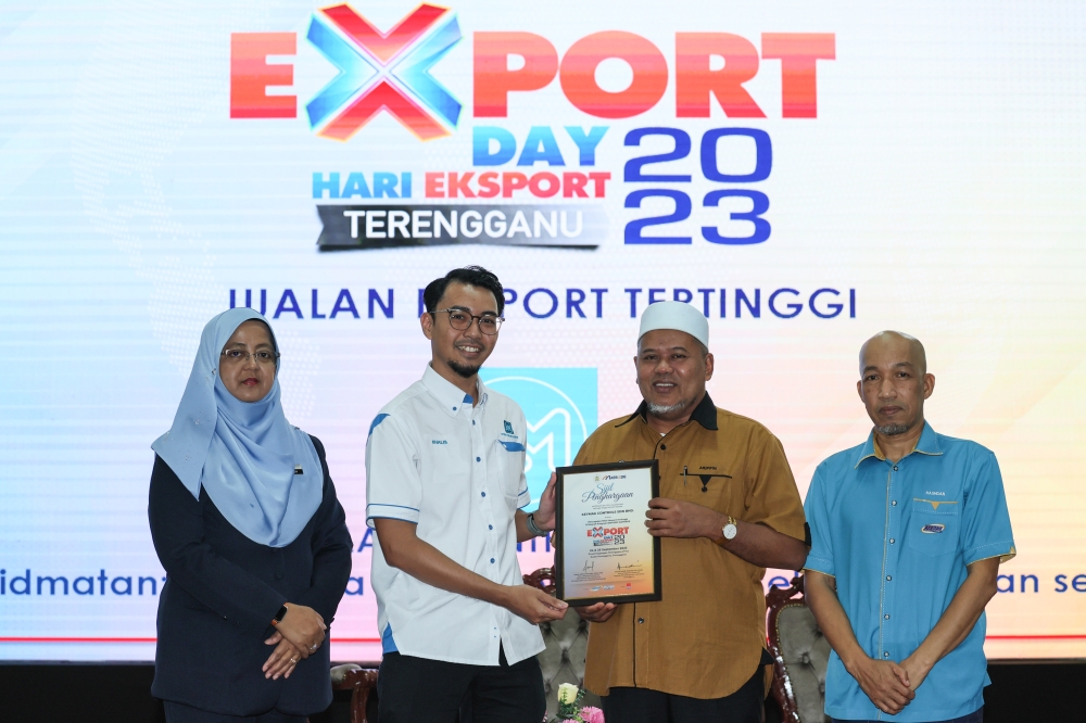 Terenggnau Entrepreneurship, Human Resources, Cooperatives and Consumer Affairs Committee chairman Ariffin Deraman (2nd right) presents a certificate of appreciation for the Highest Export Sales Achievement to Keymag Control Sdn Bhd’s Mohd Khalis Abadi Ismail Rosdi (2nd left) at the opening ceremony of Terengganu Export Day 2023 at the Terengganu Trade Centre September 24, 2023. — Bernama pic