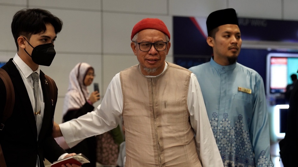 Former religious affairs minister Datuk Seri Zulkifli Mohamad al-Bakri (centre) is seen with his son Abdul Syakur (left) at the Kuala Lumpur International Airport. — Picture via X/@drzul_albakri