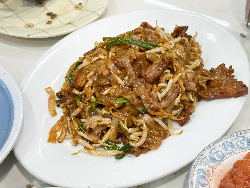 One of the must eats here is the Fried Kway Teow with Beef as it's packed with 'wok hei'.