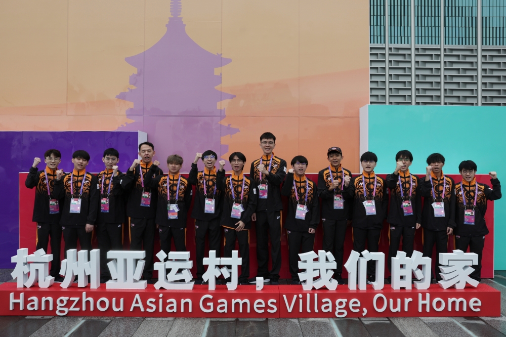 Malaysia eSport Team Contingent during a photo session after team welcoming ceremony for the 19th Asian Games Hangzhou September 22, 2023. — Bernama pic