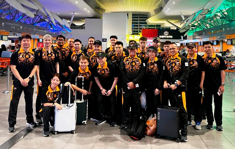 The coach and 18 players belonging tothe Malaysia badminton squad pose for a group picture at KLIA in Sepang September 25, 2023. — Bernama pic