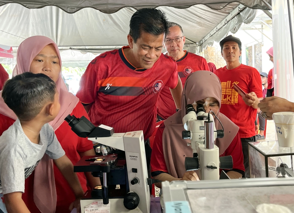 Kelantan Health Department director Datuk Dr Zaini Hussin (centre) watches as participants view different types of mosquitoes that carry diseases at the state-level World Malaria Day celebration at Ladang Rancangan Pemulihan Tanah Kesedar Sungai Terah September 25, 2023. — Bernama pic