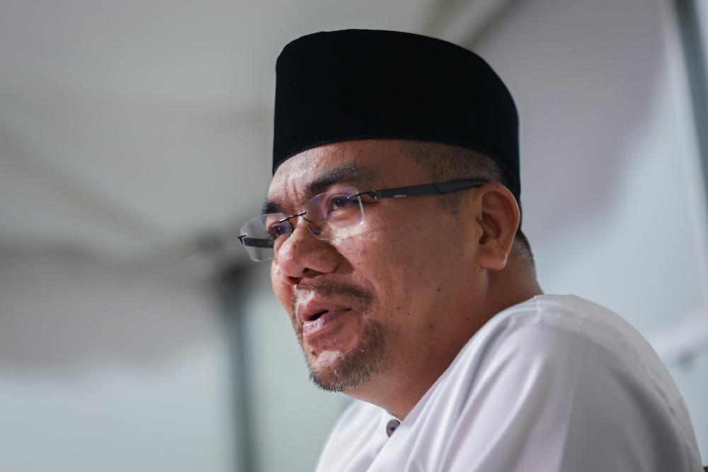 Barisan Nasional (BN) candidate Datuk Amizar Abu Adam was seen holding a lot of small-scale ceramah or political talks and meeting with voters, including a walkabout at the Felda Chemomoi night market. — Bernama pic 