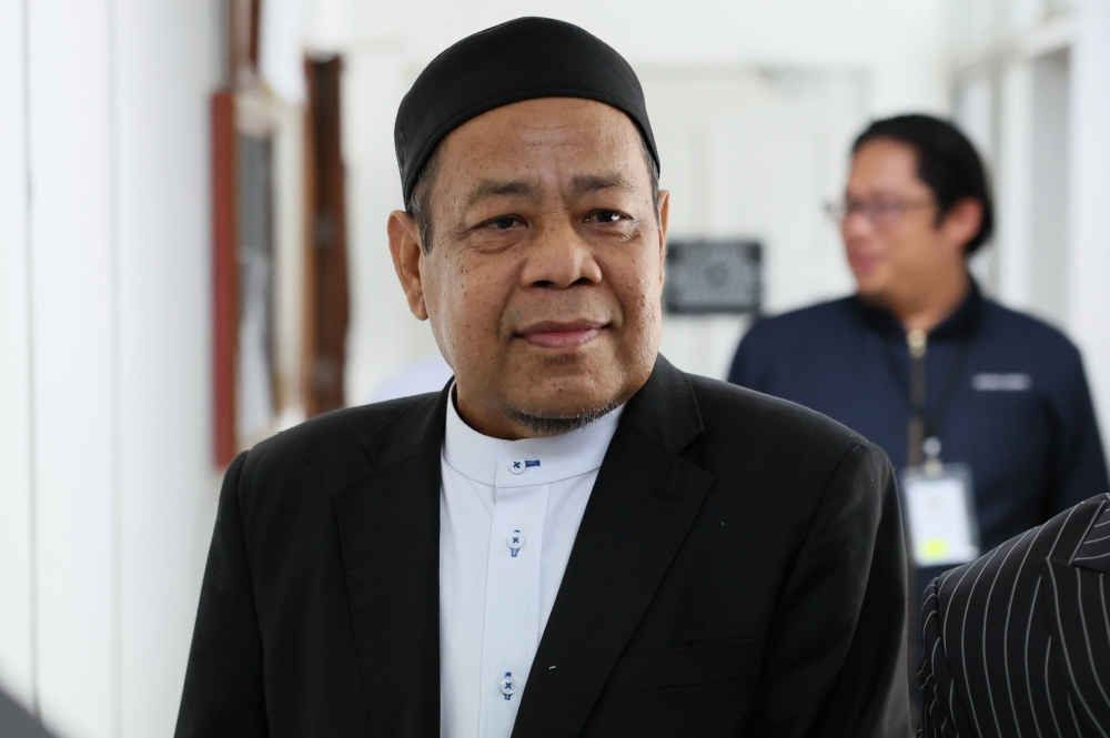 Terengganu PAS committee member Che Alias Hamid after the result of the 15th General Election Petition (GE15) for Kemaman Parliament at the Kuala Terengganu Court, September 26, 2023. — Bernama pic