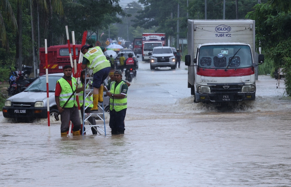 Several low-lying areas along the Laka River in Changlun, Kedah, have been flooded because of continuous rain, September 26, 2023. — Bernama pic