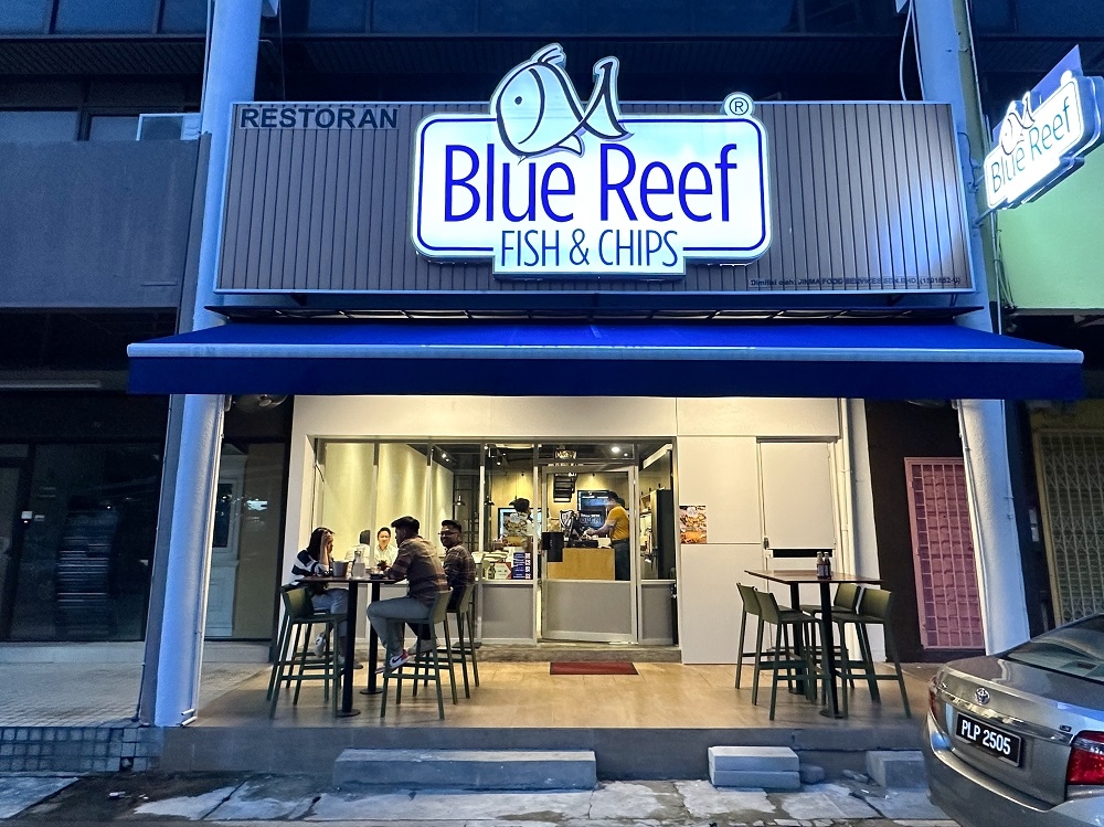 Find the eatery at the same row opposite the entrance to TTDI Market.