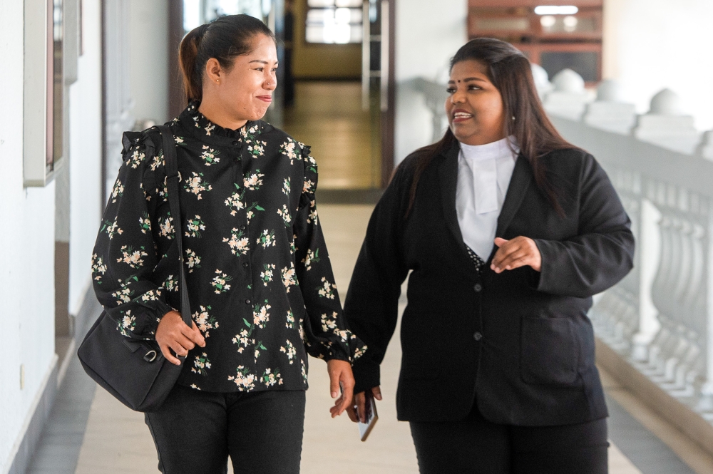 Loh Siew Hong (left) and her lawyer J. Gunamalar at the Kuala Lumpur High Court Complex, September 27, 2023. — Picture by Shafwan Zaidon