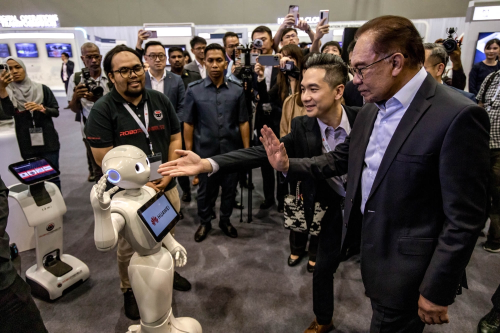 Prime Minister Datuk Seri Anwar Ibrahim visits the Huawei Malaysia ICT Summit 2023 Exhibition at Mitec in Kuala Lumpur, September 27, 2023. The prime minister said that digital transformation requires a new mindset, attitude and preparedness, not only to learn but also to share and that the pace must change. — Picture by Firdaus Latif