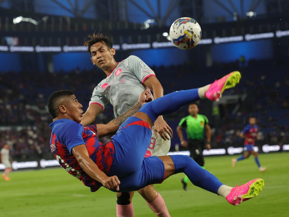 JDT player Bergson Gustavo Silveira Da Silva taking a shot blocked by PDRM FC player Muhammad Hadi Fayyadh Abdul Razak at Sultan Ibrahim Stadium in Iskandar Puteri, September 27, 2023. — Bernama pic 