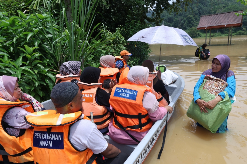 In Kedah, there was an increase in the number of evacuees, from 701 people (201 families) last night to 1,220 people (372 families) this morning. ― Bernama pic