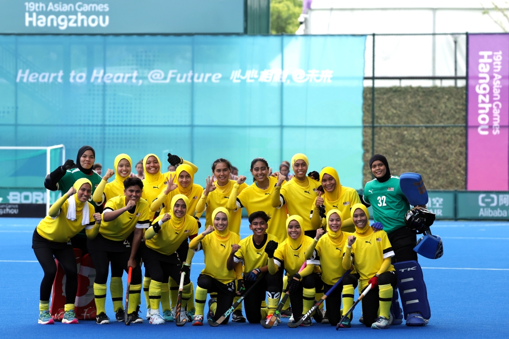 The national women's hockey squad poses for a photo at Gongshu Canal Sports Park Stadium in Hangzhou September 25, 2023. ― Bernama pic