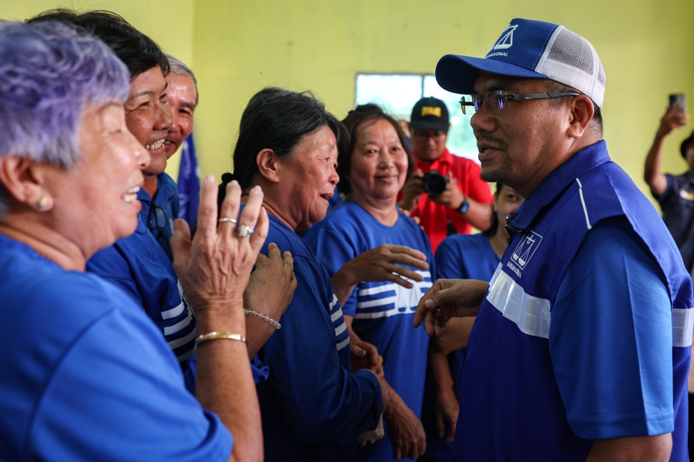 Barisan Nasional (BN) candidate for the Pelangai state by-election, Datuk Amizar Abu Adam meets voters in Bentong September 29, 2023. ― Bernama pic