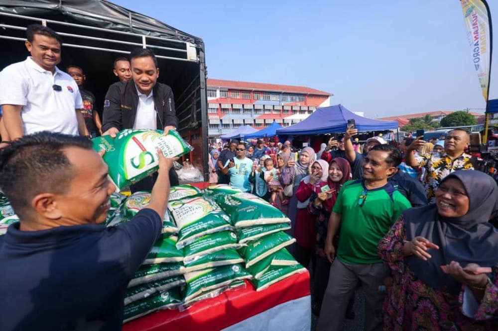 Johor Menteri Besar Datuk Onn Hafiz Ghazi, in a Facebook posting, also suggested a number of things for the federal government’s consideration, including establishing imported rice subsidies until the BPT is sufficient. — Picture from Facebook/Onn Hafiz Ghazi 